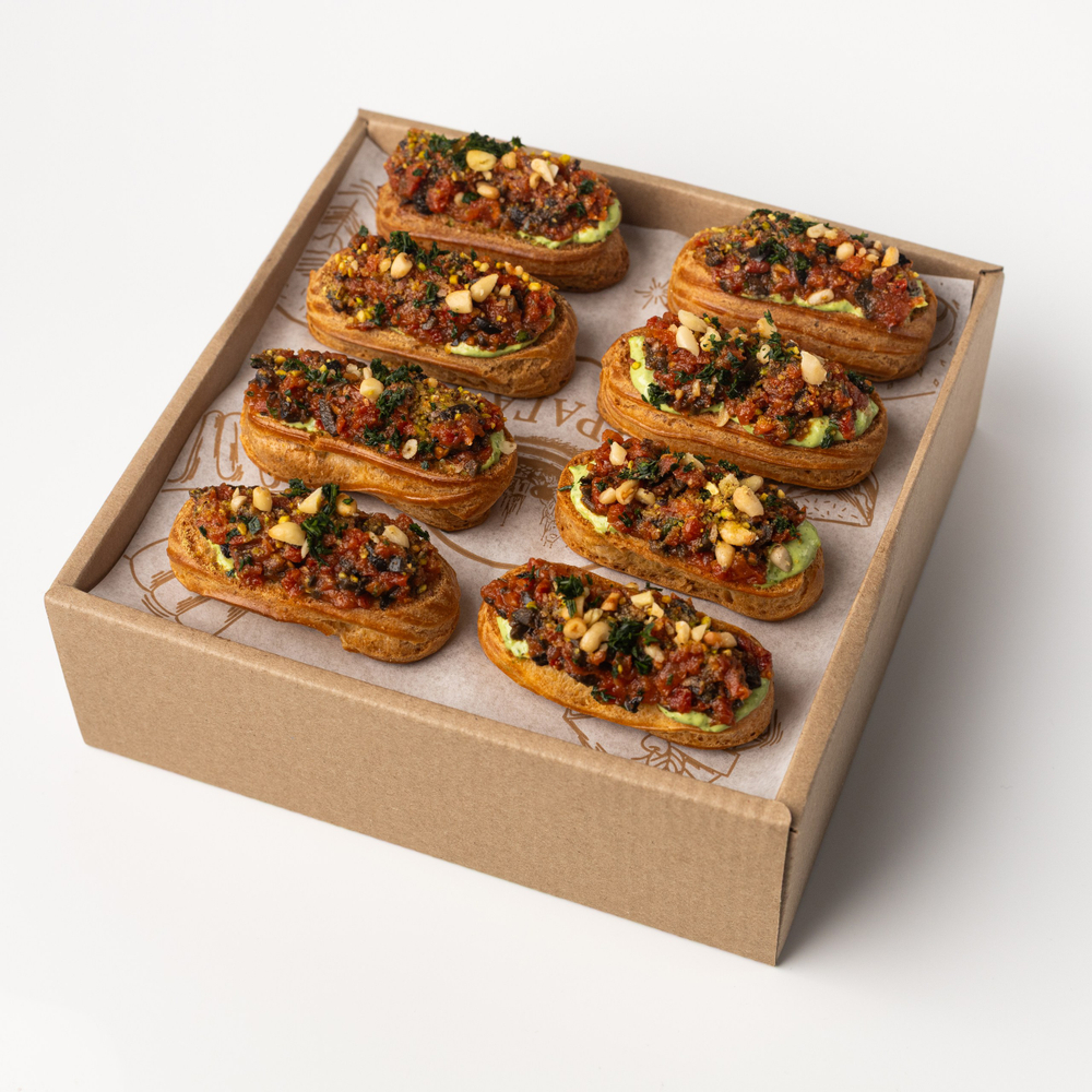 Сет мини-эклеров с сальсой верде и томатной сальсой