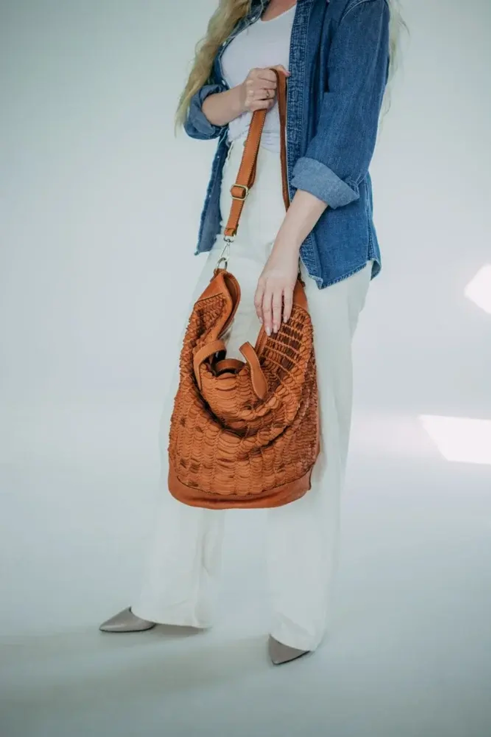 Женская большая плетеная сумка цвета whisky