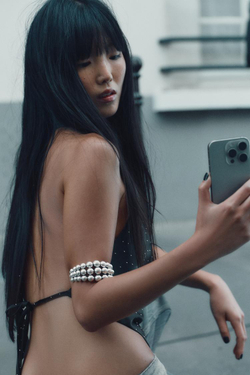 ZARA АТЛАСНЫЙ ТОП С ГОРЛОВИНОЙ ХАЛТЕР И СТРАЗАМИ, ЧЕРНЫЙ