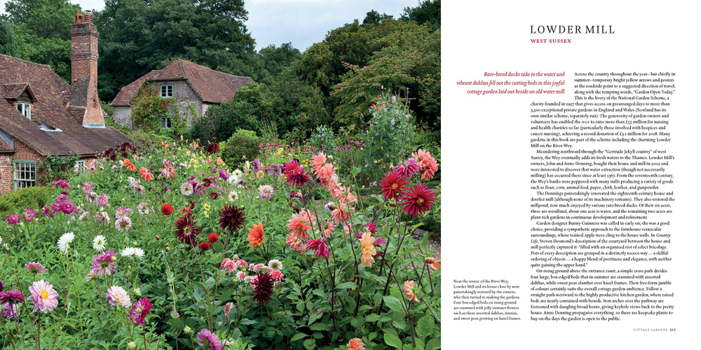 English Gardens: From the Archives of Country Life Magazine