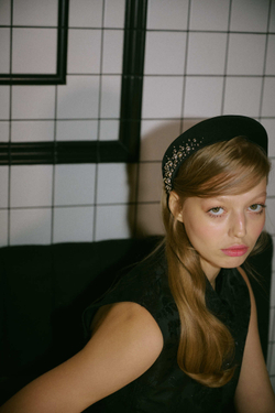 Кокошник с металлическими шарами по одному краю