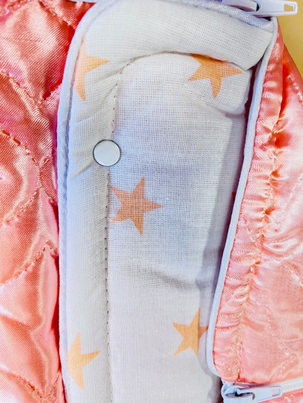 Конверт из атласа персикового цвета