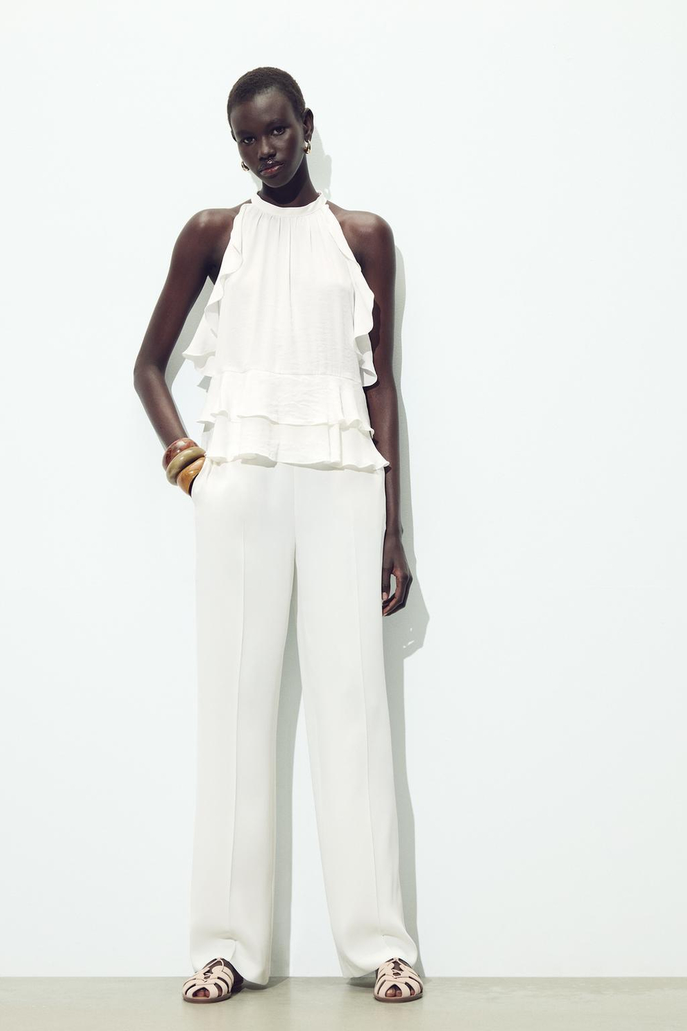 ZARA КОРОТКИЙ ТОП С ОБОРКАМИ, БЕЛЫЙ