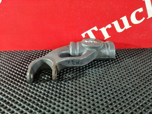 Кронштейн амортизатора переднего левый