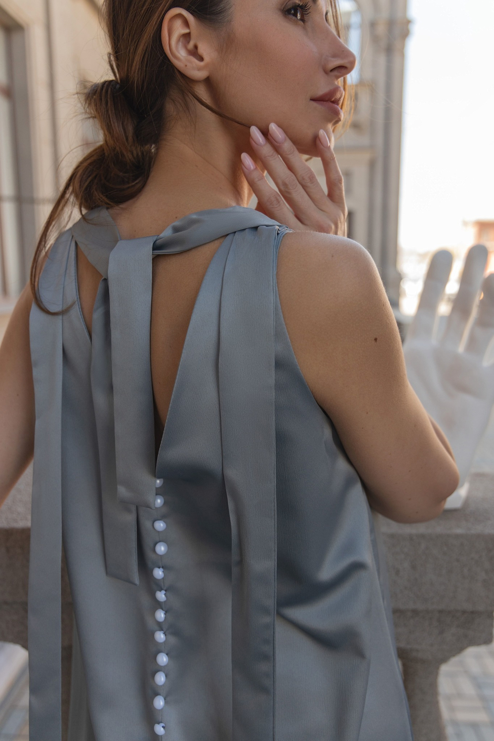 Платье с пуговками на спине