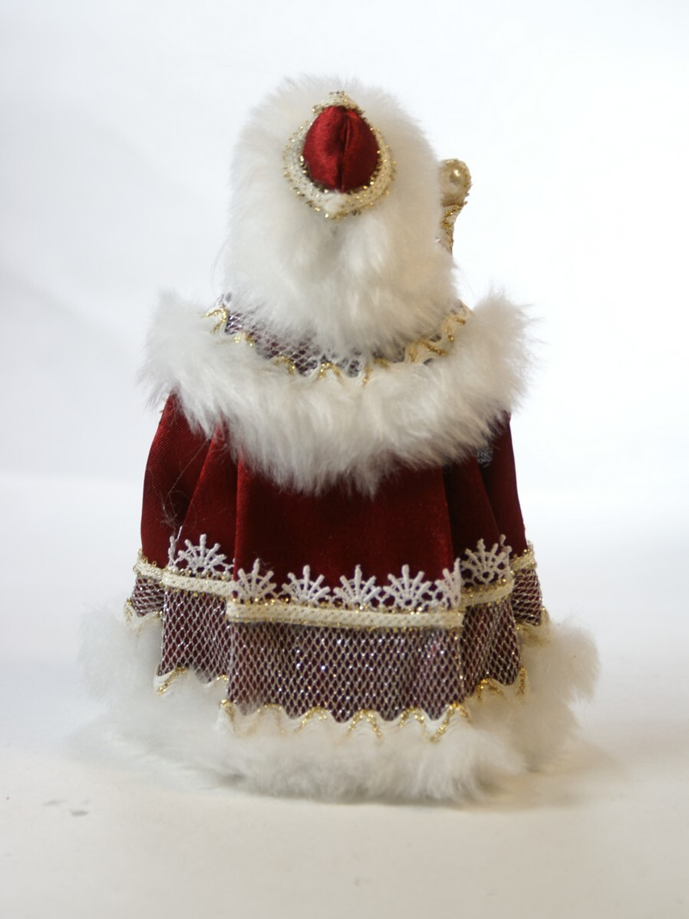 Кукла коллекционная Дед Мороз в кружевной шубе