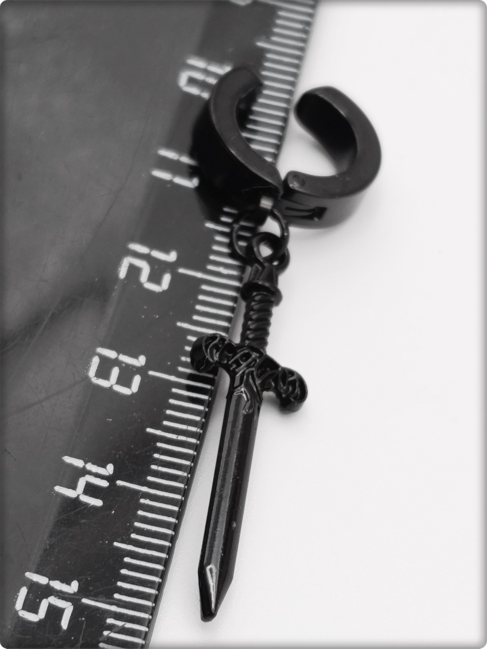 Клипса без прокола уха "Чёрный кинжал" стальная.