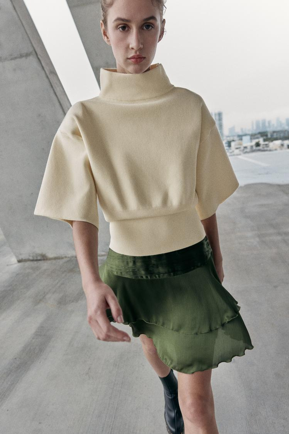 ZARA ВЯЗАНЫЙ ДЖЕМПЕР С КОРОТКИМ РУКАВОМ И ПОДПЛЕЧНИКАМИ, ЦВЕТ СЛИВОЧНОГО МАСЛА