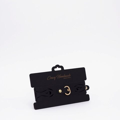 Черный кожаный ошейник с золотистой фурнитурой