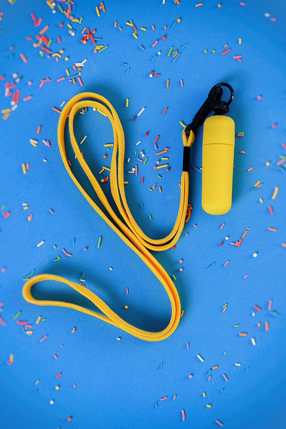 Желтая вибропуля на ремешке - 5,5 см. (Цвет: желтый)