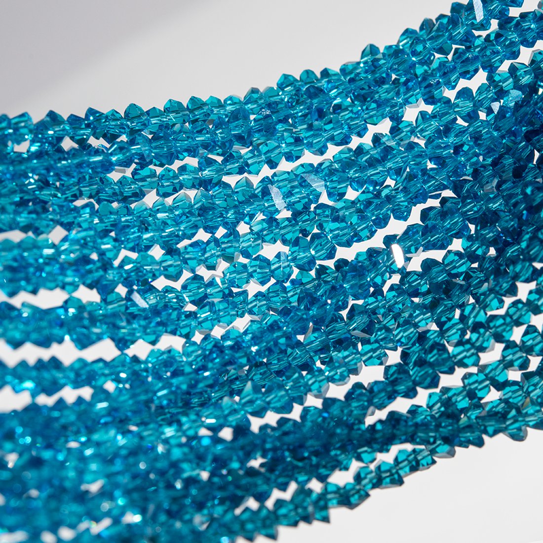 Хрустальные бусины в форме треугольника, оттенок "Небесный", 3*4мм