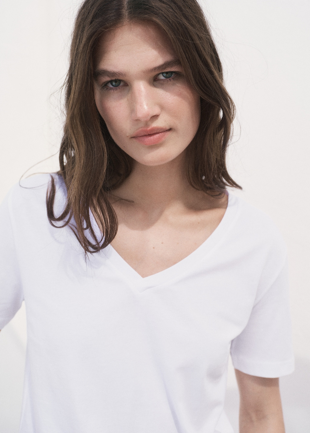 Хлопковая футболка с V-образной горловиной