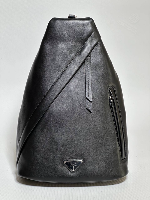 Нагрудная сумка-слинг Prada