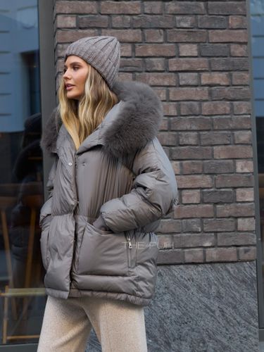 Пуховик с отделкой из меха песца в цвете шоколад