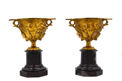 Пара бронзовых скифосов с растительным орнаментом на постаменте из черного мрамора.