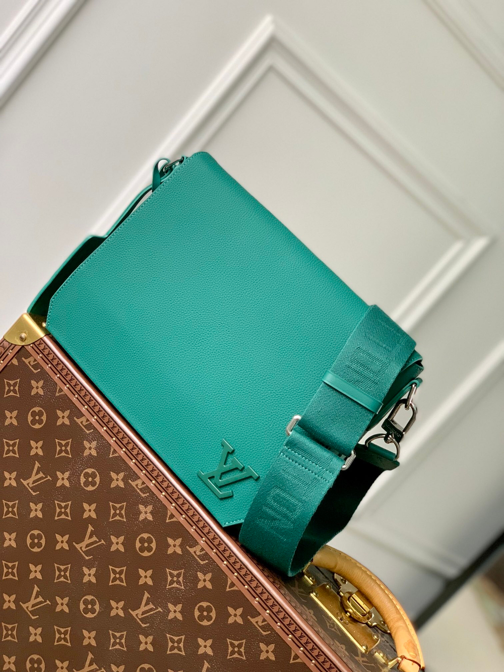 Louis Vuitton Takeoff Messenger