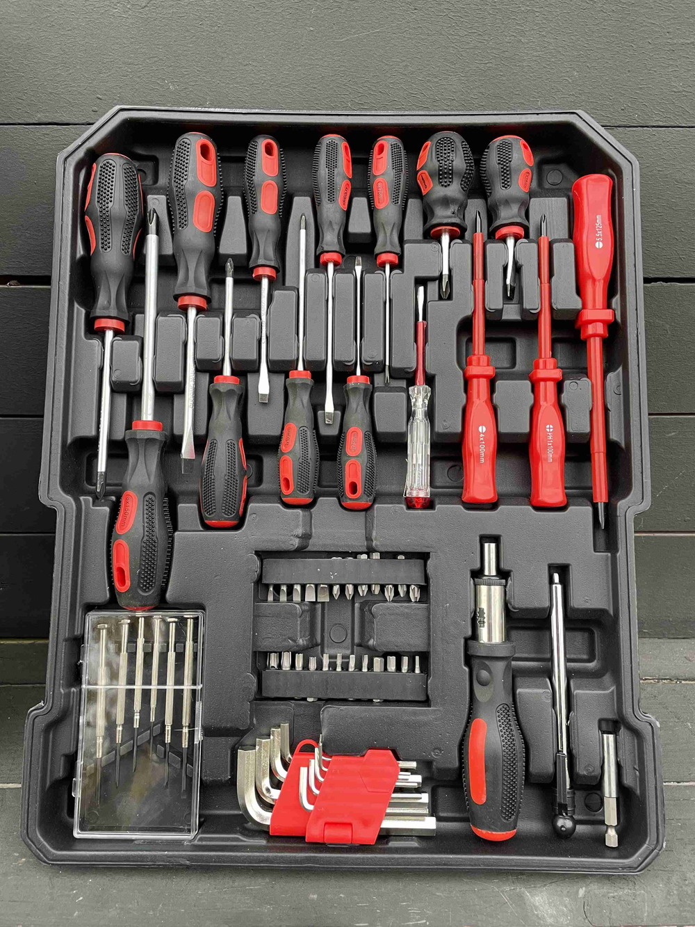 Набор инструментов для авто, 187 предметов (в чемодане на колесах)