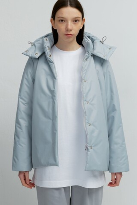 Зимняя куртка со съемным капюшоном жемчужного цвета