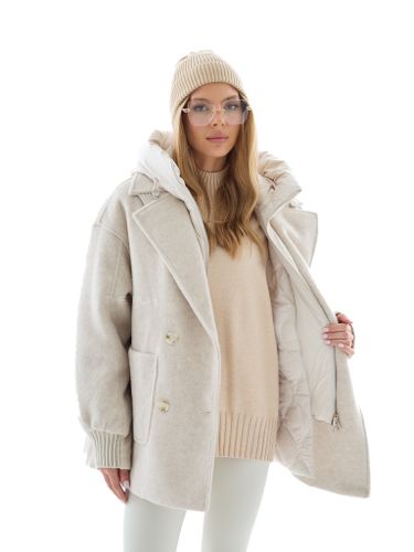 Бежевое двубортное пальто с манишкой