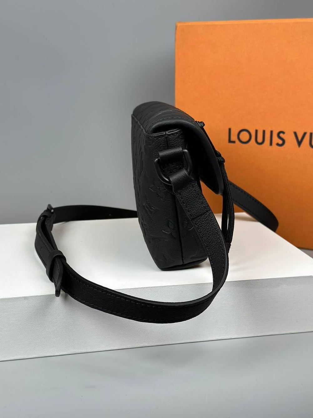 Сумка-мессенджер Louis Vuitton
