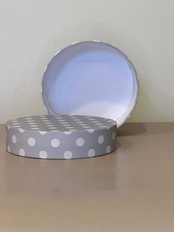 Короткая круглая коробка 18 см . Цвет: В горох . Розница 300 рублей .
