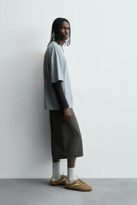 ZARA ФУТБОЛКА С ПРИНТОМ И ЭФФЕКТОМ ПОТЕРТОСТИ, ЛИНЯЛЫЙ ГОЛУБОЙ