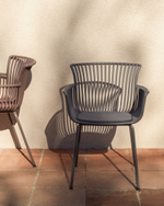 Уличный стул Surpika из пластика и графитовой стали