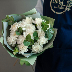Букет белых диантусов с эвкалиптом