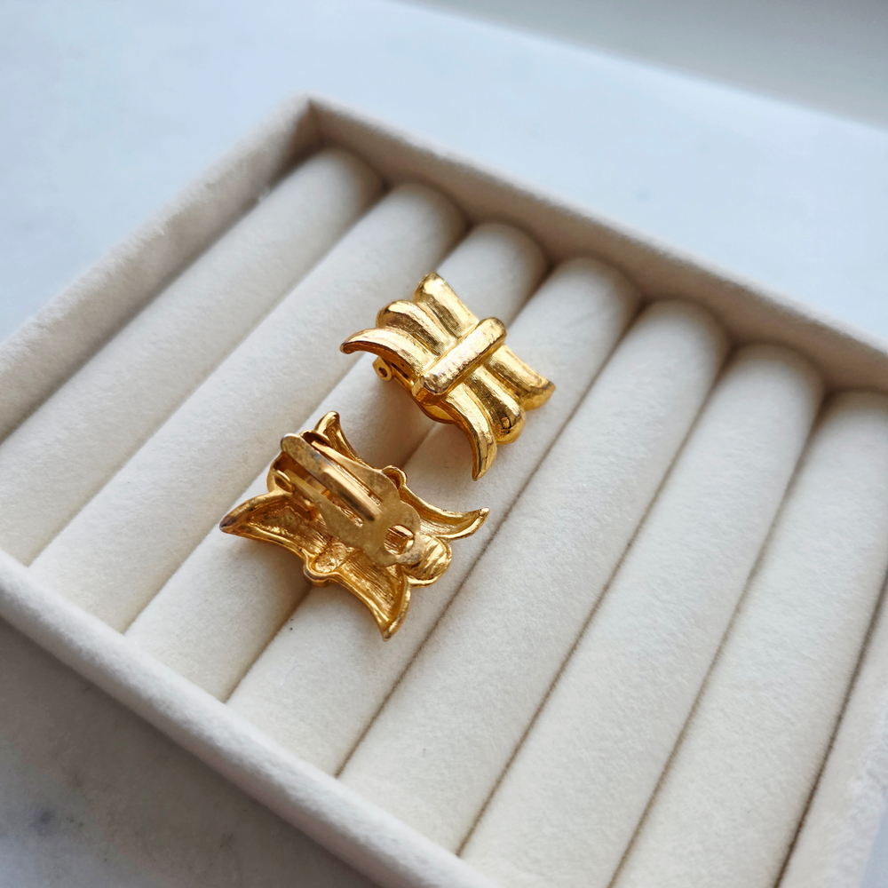 Клипсы с тремя лепестками