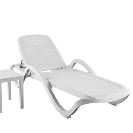 Шезлонг пластиковый с подлокотниками "Капри" (Имитация плетения). Цвет: Белый