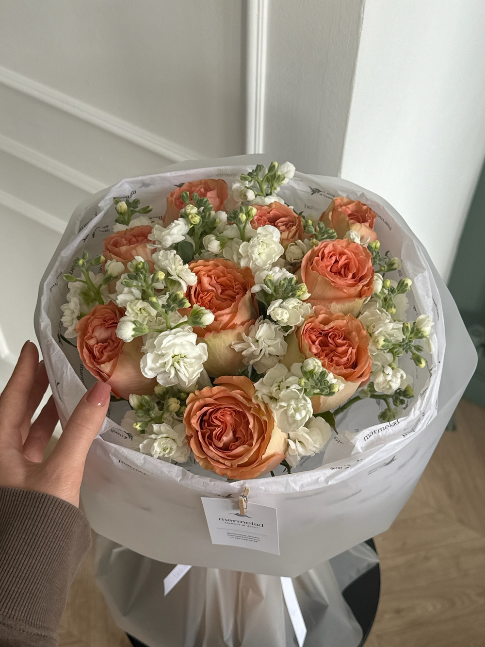 Букет из одноголовых роз и маттиолы