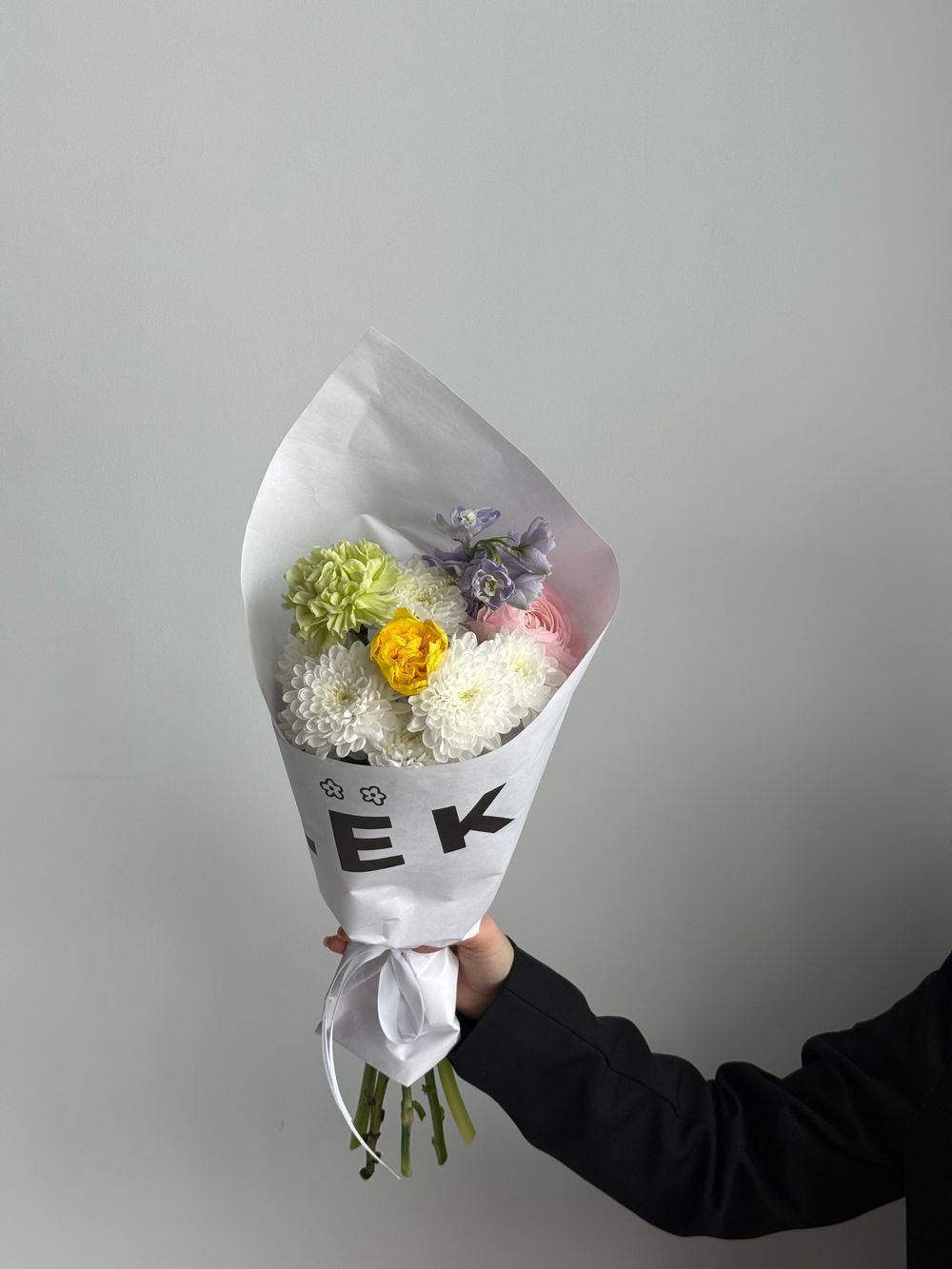 Кулек их хризантемы, диантуса, дельфиниума и ранункулюса