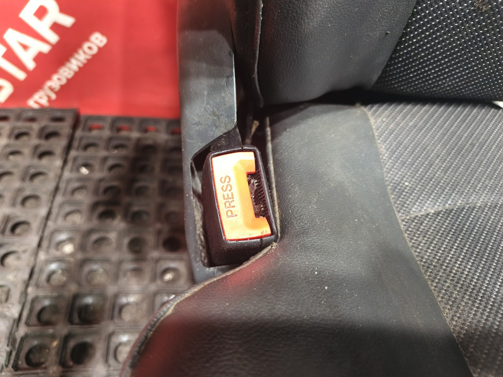 Сиденье переднее левое