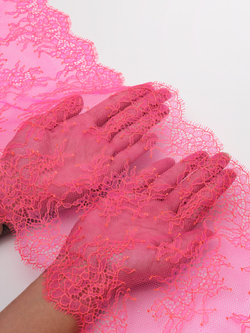 Кружево шантильи розовое неоновое с оранжевой нитью неэластичное ширина 22 см купон 2.9 м