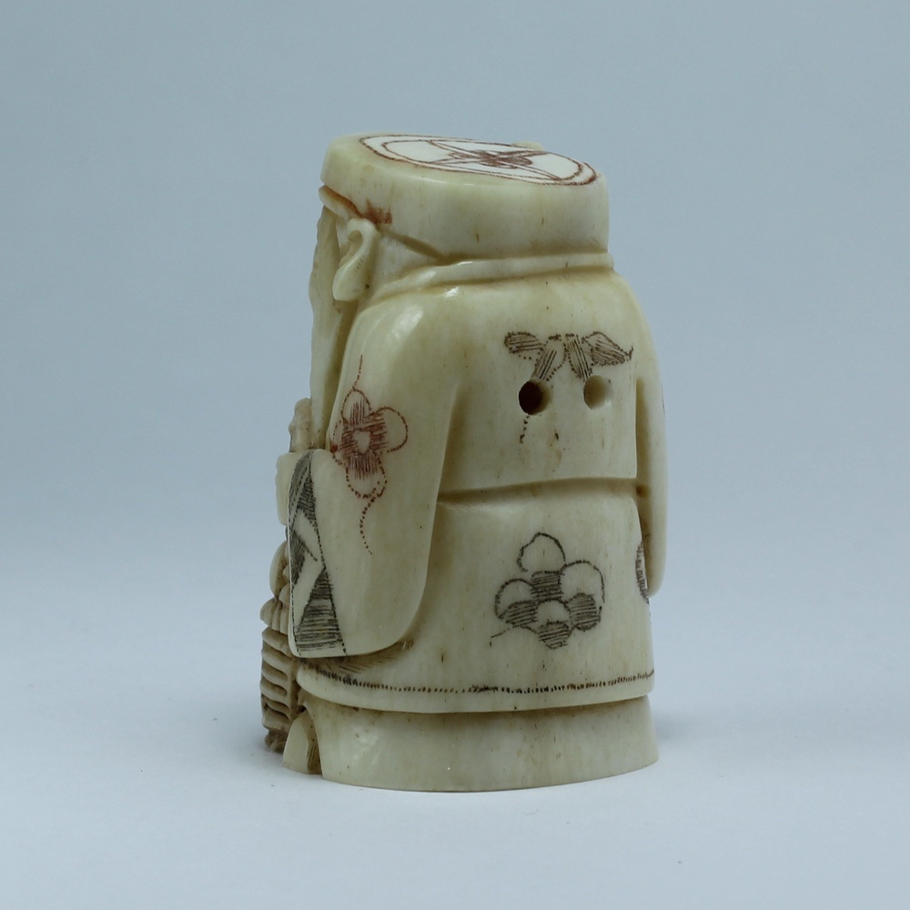 Нэцкэ Дзюродзин с метлой и корзиной рыбы