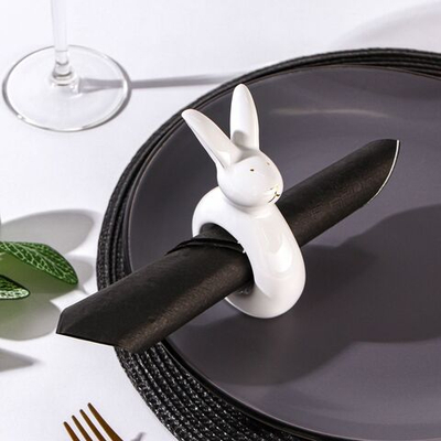 Белое кольцо для салфеток «Зайка в золотом»