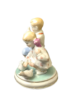 Фарфоровая статуэтка "Дети кормят голубей" Полонский ЗХК