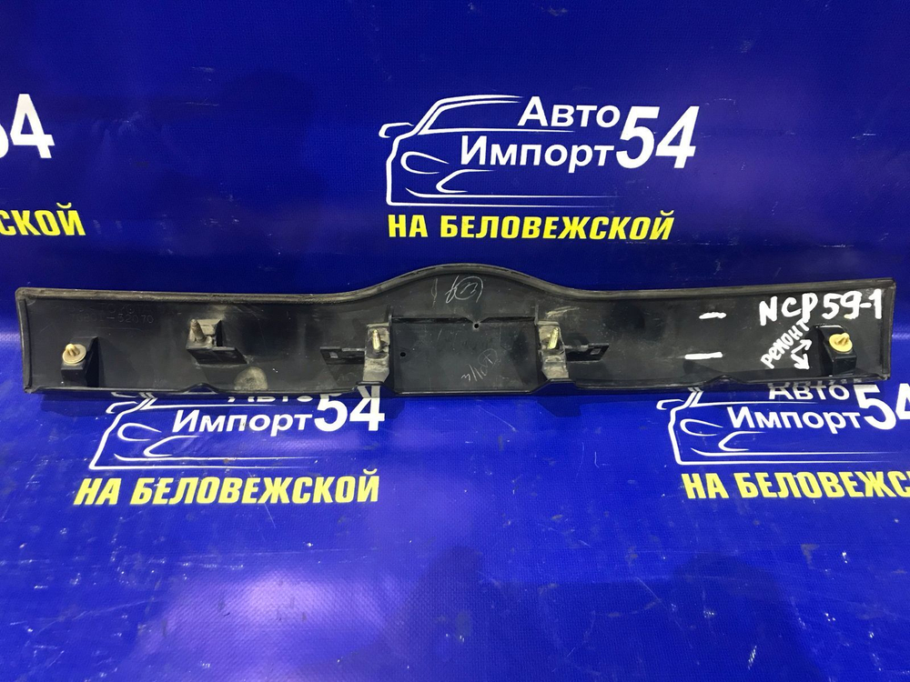 Вставка в багажник центральная TOYOTA SUCCEED 2003
