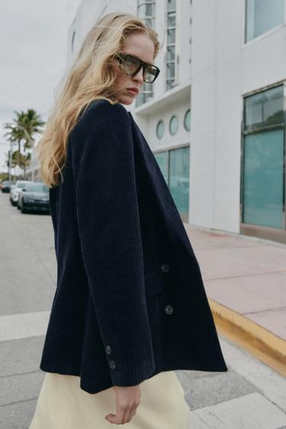 Бархатный блейзер с подкладкой на рукавах - ZARA