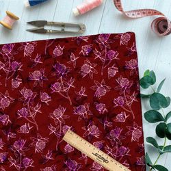 Ткань бифлекс эскиз белого клевера на бордовом фоне