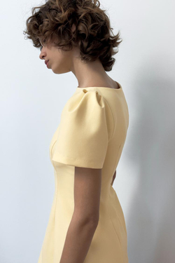 ZARA КОРОТКОЕ ПЛАТЬЕ СО СКЛАДКАМИ И КАРМАНАМИ, ПАСТЕЛЬНО-ЖЕЛТЫЙ