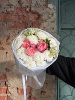 Букет из кустовой пионовидной розы, альстромерии и хризантемы