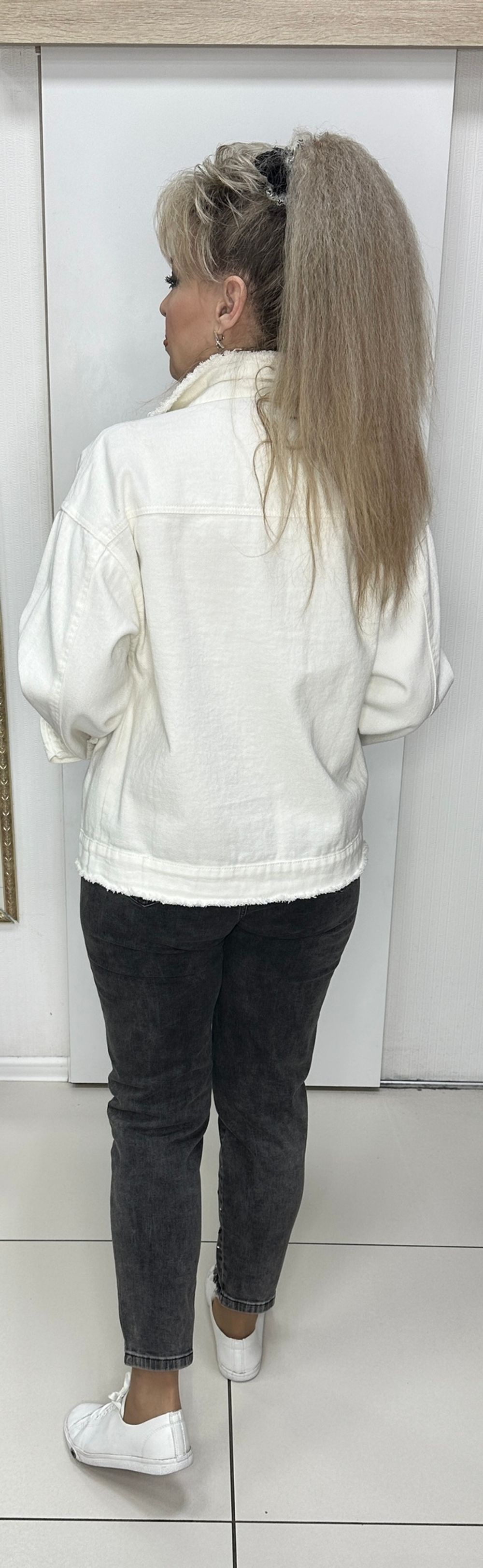 Белый джинсовый жакет-бомбер