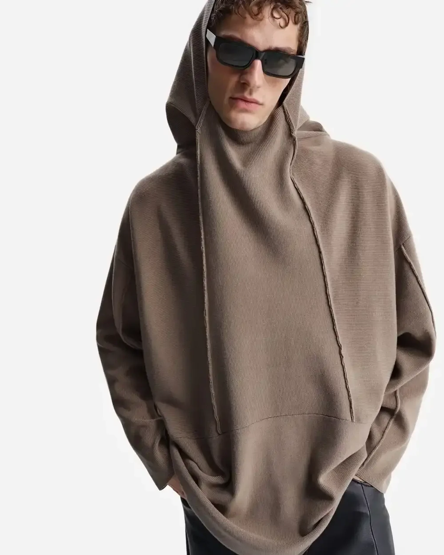 Свитер с капюшоном серо-коричневый