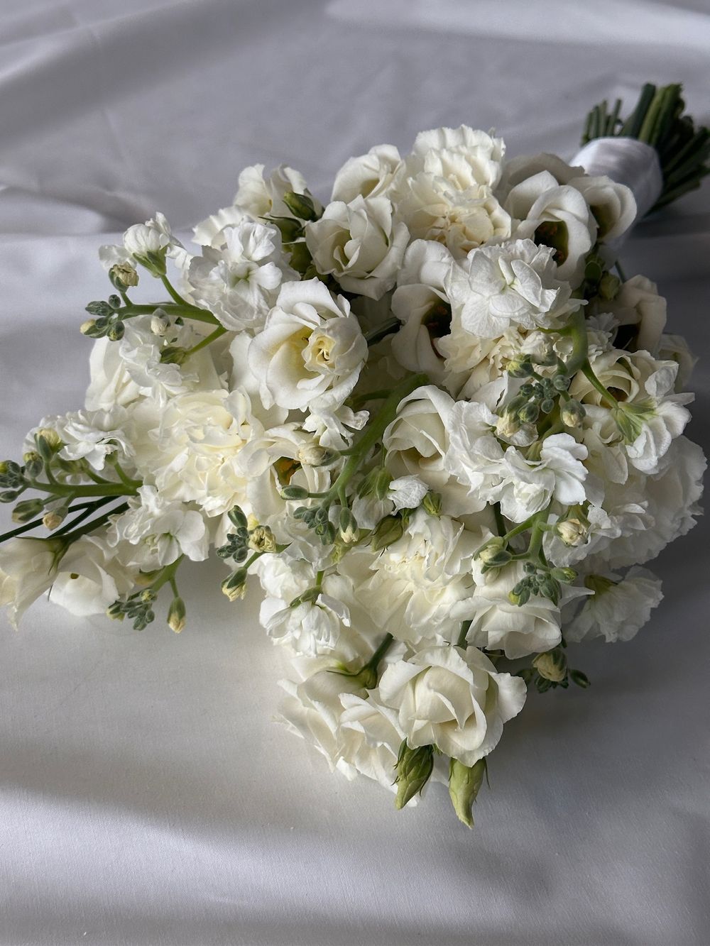 Свадебный букет из лизиантуса, маттиолы и диантусов