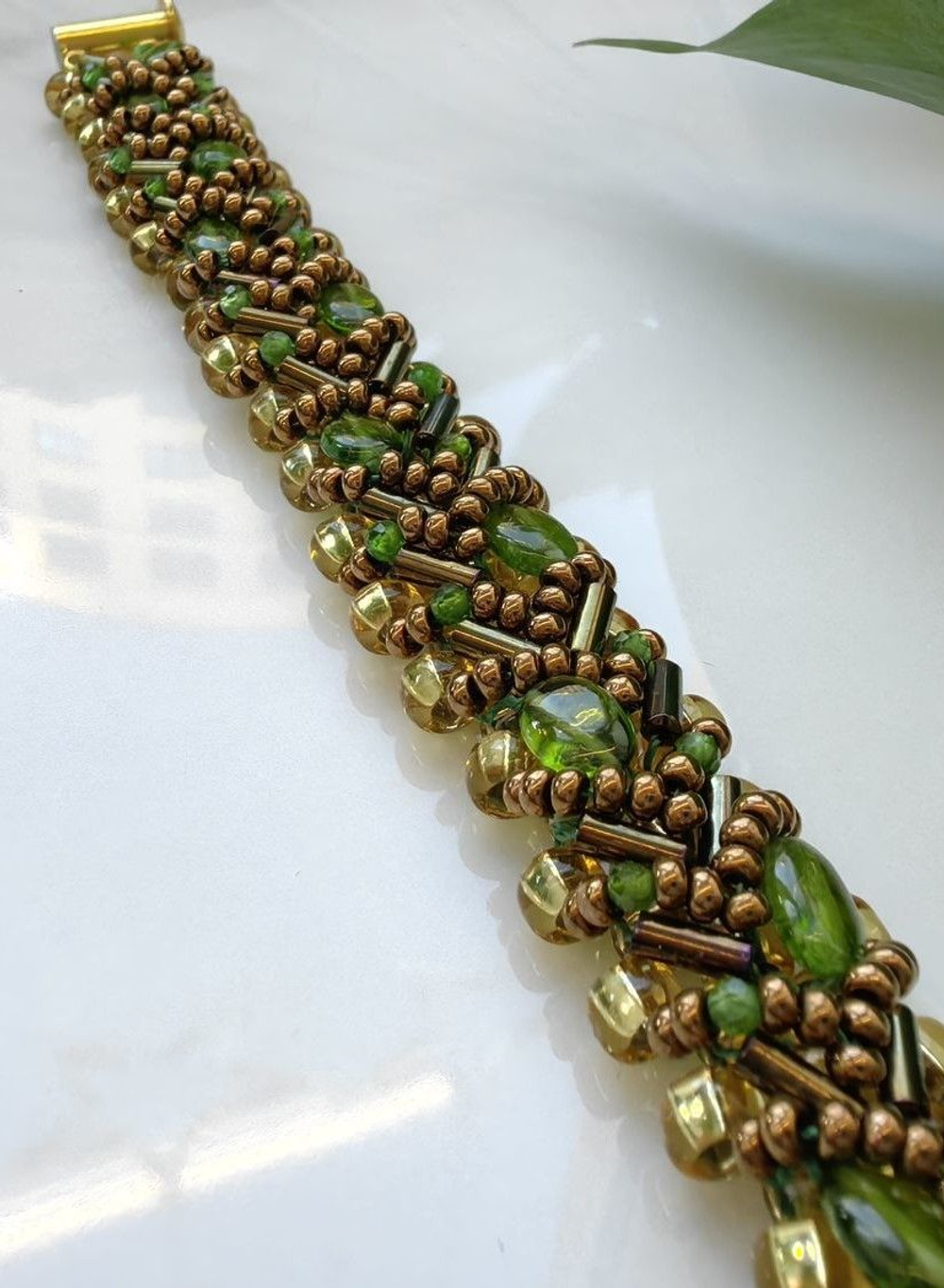 Браслет из бисера "Змейка" ручной работы с камнем Гранат (гроссуляр)