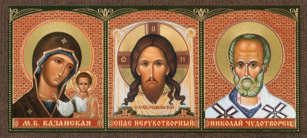 Автоикона "Казанская БМ, Спас Нерукотворный, Николай Чудотворец", красный, 4,5х10 на МДФ