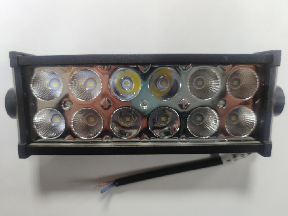 Фонарь рабочего света 12/30V (95х75х60мм.) 12 диодов 18W (пылевлагозащищенный) CF-36W