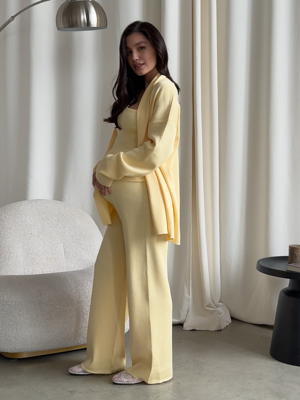 Комплект вязаный, брюки на высокой посадке, кардиган средней длины, топ на одно плечо