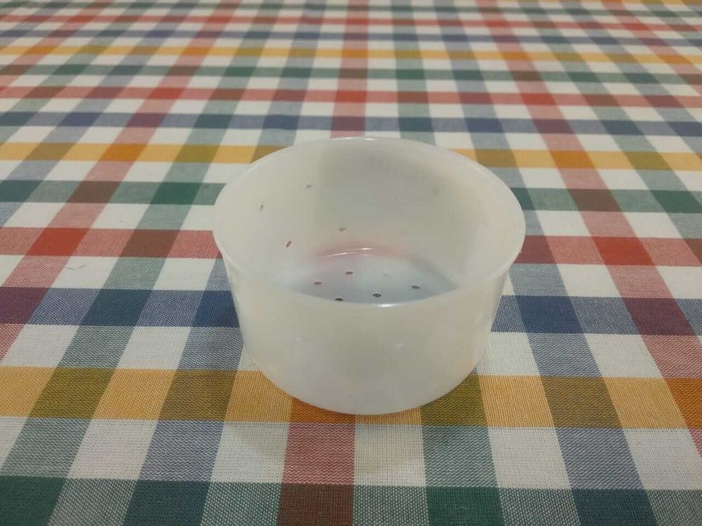 Пластиковая форма для полутвердого и мягкого сыра круглая, на 100 гр, Австрия